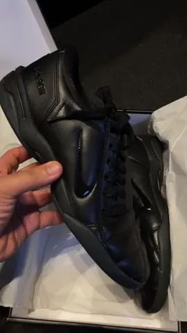 Nike Total 90 III “Triple Black” Estilo total, elegancia absoluta. Todo en negro: cuero, suela, logo y actitud. Un homenaje al fútbol clásico con un look sobrio y atemporal. Ya disponible en Gol Store. 📦 Stock limitado – Entrega en 1 a 3 semanas 📍 Av. Universitaria 109, Comas – Galería Mega San Felipe (Sótano, Tienda 7) 🌐 Cómpralas hoy en: www.golstoreperu.com #NikeTotal90 #Total90TripleBlack #Golstore #FutbolRetro #GolstorePeru