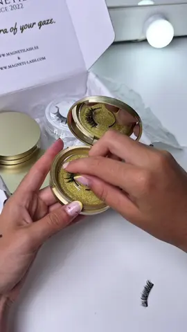 Al final me regaló todos los modelos🥹🥰. . . . . . . . Buscas una forma rápida y sin complicaciones de lucir unas pestañas largas, con volumen y efecto lifting? En este vídeo te enseño cómo aplicar pestañas magnéticas sin delineador, ideales para quienes quieren realzar la mirada sin esfuerzo. Estas pestañas imantadas se colocan en segundos gracias a sus pequeños imanes que se fijan entre sí, sin necesidad de pegamento ni adhesivos. Son reutilizables, ligeras, cómodas y perfectas para cualquier ocasión, desde un maquillaje natural diario hasta un look más glamuroso. Las pestañas postizas magnéticas son la mejor alternativa si te cuesta ponerte las pestañas tradicionales o si tienes los ojos sensibles. Con estas, olvídate del pegamento y del engorro de quitártelas al final del día. Además, se adaptan a cualquier forma de ojo y quedan súper naturales. En este vídeo te muestro el paso a paso, cómo se colocan, cómo se quitan y algunos trucos para que duren más. Perfectas para quienes aman el maquillaje rápido, sin errores, para principiantes, para eventos, para llevar en el bolso o para transformar tu look en segundos.