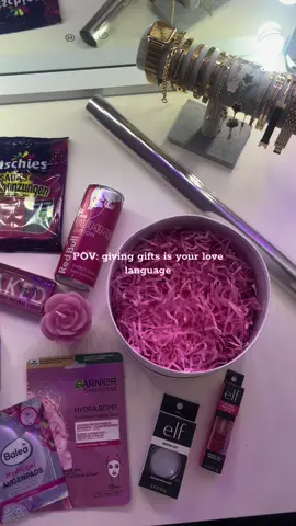schaut bis zum ende 💕 #gift #pink #dm #redbull #elf #elfcosmetics #catrice #pinkgift #geschenkidee #inspo #inspiration #therapy #lovelanguage #girlstherapy #viral #aestheticvideos #aesthetic #fyp 