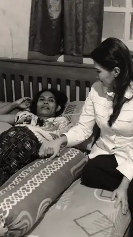 “Layanan terbaik untuk lansia bukan hanya tempat tidur yang layak, tapi telinga yang mau mendengar dan tangan yang mau memeluk.” 💬Ingat Ibu yang ada kista dan saya jemput langsung dari rumahnya setelah dapat info di sosmed? Akhirnya beliau udah dapat rujukan ke Manado untuk penanganan lanjutan. 🙏🏻 Semoga lekas pulih dan bisa kembali jadi ibu hebat untuk keempat anaknya. Doakan yang terbaik, ya. ❤️ #gubsherly #sherlylaos #malukuutara