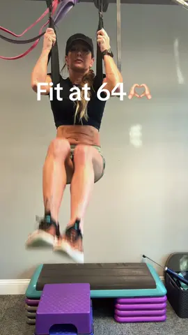 💪🏼In my opinion hanging ab exercises offer the most challenging way to work core as the body must be stabilized against gravity. ♥️ #core #fitover60 #abs #workout #fitnessinspiration 