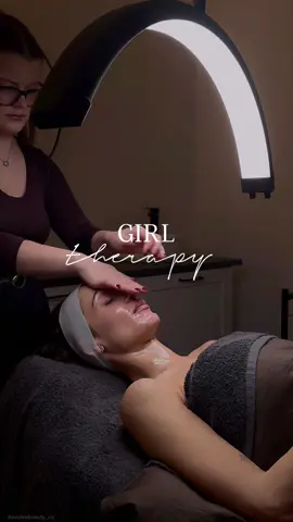 The best kind of therapy😍  @domenica.calarco 🤎 #theoaks #beauty #beautysalon #skin #fyp