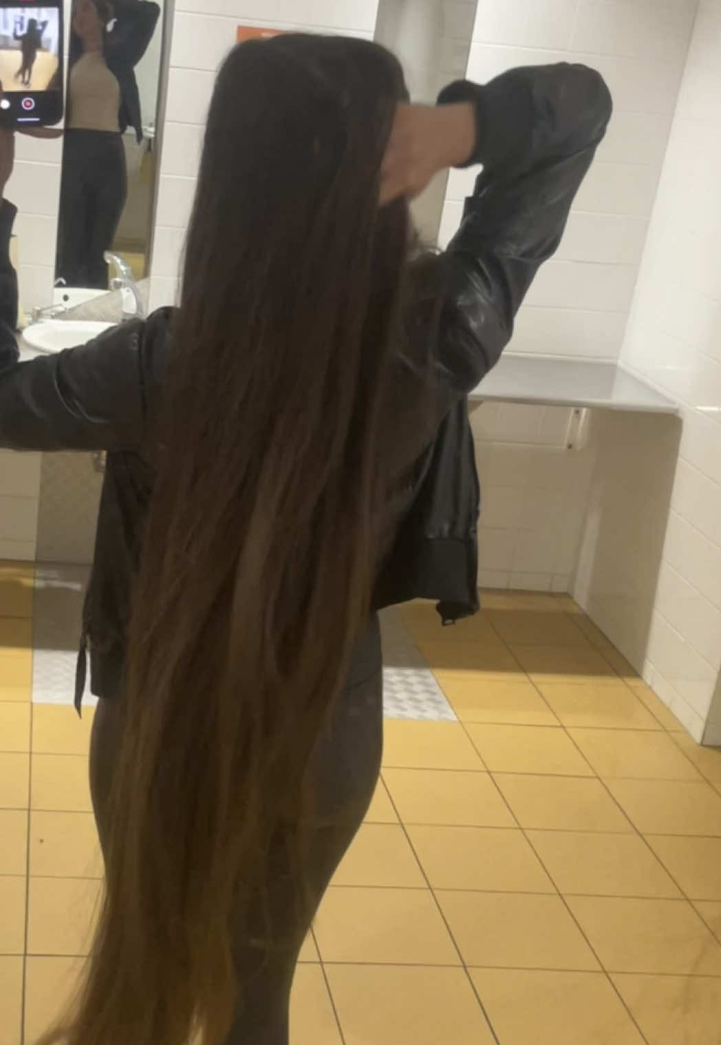 Just 2 ingredients for hydrated, frizz-free hair 🍯🍌 #hairgrowthtips #haircareroutine 