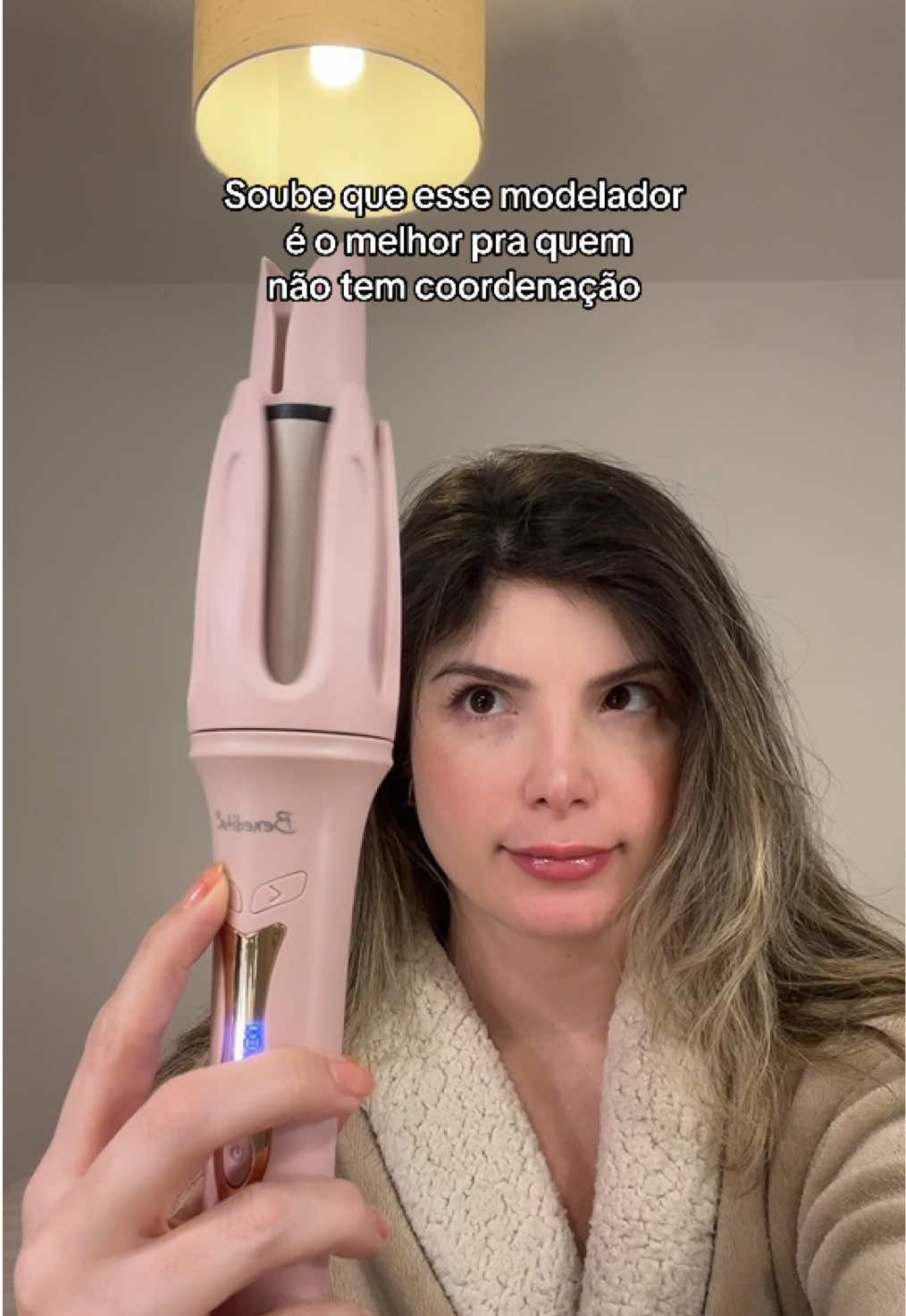 no próximo vídeo vou fazer o cabelo todo. Tô realmente chocada com o resultado, foi bem fácil e o cabelo não ficou com cheiro de queimado kk . . #modelador #cachos #cabeloondulado #testando #vaiprafycaramba #cabelos #cabelosaudavel 