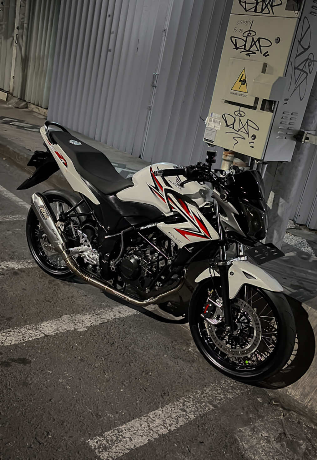 Tambahan koleksi knalpot biar terlihat sedikit resinkkk tapi tetap minimalis 😜 Knalpot By @NDR EXHAUST  #Cb150R #cb150rminimalis #cb150r_jarijari #cb150rmodifikasi 