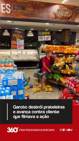 🚨 CONFUSÃO EM MERCADO | Um garoto causou um verdadeiro tumulto dentro de um mercado ao derrubar diversas mercadorias pelos corredores do estabelecimento. A confusão começou quando um cliente percebeu a situação e decidiu registrar a cena com o celular. Nas imagens, é possível ver que o menino já estava destruindo prateleiras e produtos quando notou que estava sendo filmado. Ao perceber a gravação, o garoto se exaltou ainda mais, avançou contra a pessoa que estava filmando e começou a arremessar ainda mais itens no chão. O celular do cliente chegou a cair durante o tumulto, enquanto o garoto continuava a espalhar mercadorias por toda a loja. O caso aconteceu no município de Saquarema, no estado do Rio de Janeiro. É novo por aqui? Então siga-nos! @portal__360 @caninde__360 🎥 Reprodução: redes sociais #Saquarema #ConfusãoEmMercado #GarotoAvança #MercadoRJ #Ocorrência #VídeoViral #RioDeJaneiro 