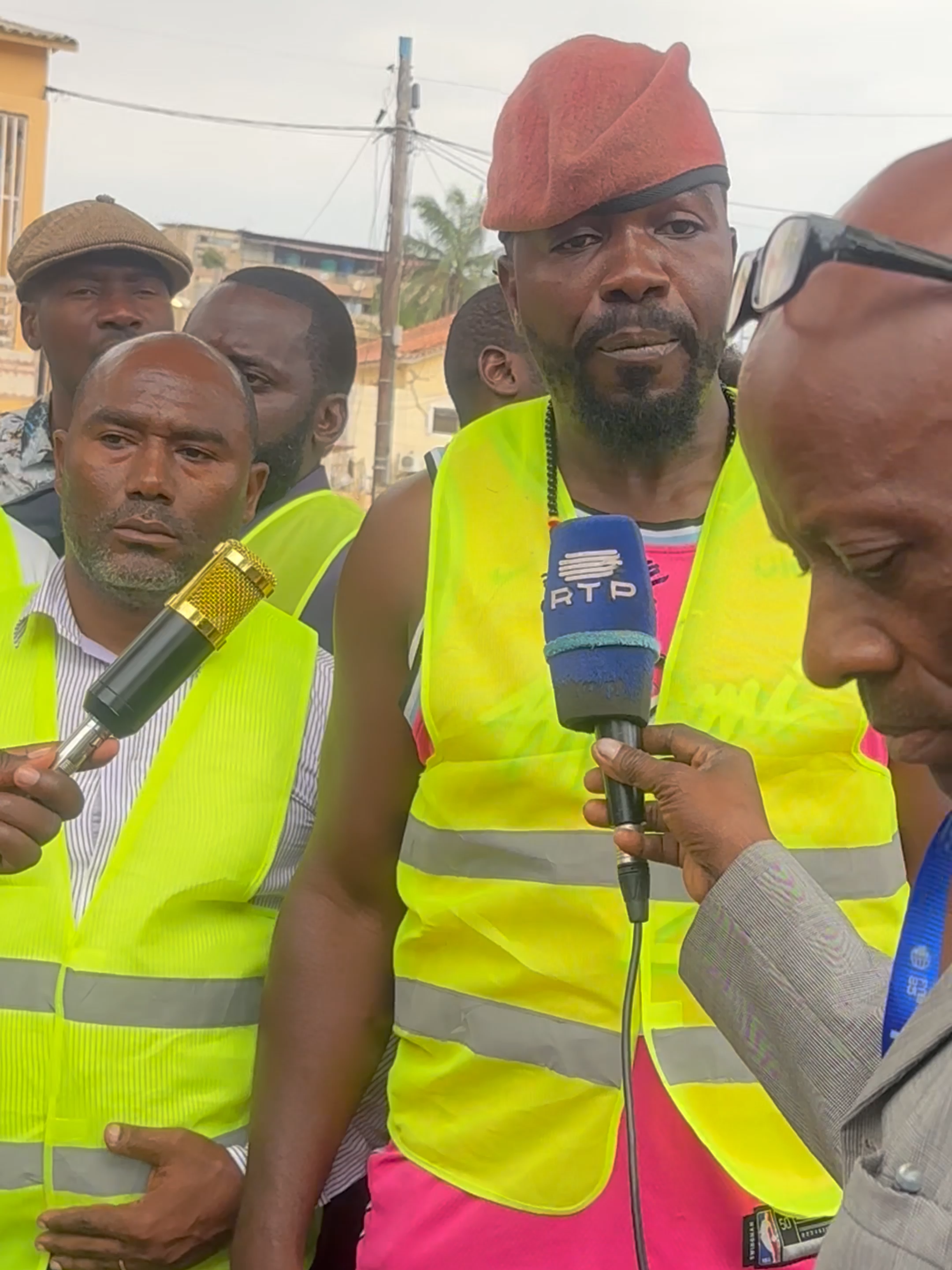 Porque Não Foi o Povo que Pediu ao João Lourenço para Aumentar o preço ATIVISTA FALA TUDO QUE TEM, MANIFESTAÇÃO DURA 😱Disparos reais numa manifestação de importação! 🤐 Calar com balas? Angola chora por justiça ⚠️ Quando cartazes viram ameaça… e a resposta são armas! Neste país falta arroz menos problema 🙆 #creatorsearchinsights #foryoupage #videoviral #Monadevict#angola #angola🇦🇴portugal🇵🇹brasil🇧🇷 #angolatiktok #angolanosactualizados #chocolatehouse #portugal #portugalviral #memesangola #portugal🇵🇹 #memesangolanos🇦🇴 #angolanosemportugal #angolamemes🇦🇴 #memesao #memesdabanda #memesdabanda😭😭 #angolano #nethnahara #nethnaharaoficial #flypodcastiktok #flypodcast Ver menos