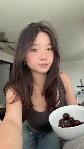 i am allergic to cherries my throat is tingling