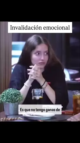 💬 “Eso es una pavada.” Frases como esta, aunque a veces se digan con buena intención, pueden ser profundamente dañinas. Invalidar emocionalmente es negar, minimizar o juzgar lo que la otra persona siente. Es como decirle, sin decirlo: “lo que te pasa no importa”. 🧠 La invalidación emocional no solo no ayuda, sino que suele aumentar el malestar. Cuando alguien está atravesando un momento difícil y no se siente comprendido, es más probable que se aísle, que sienta vergüenza o que piense que “está mal sentirse así”. 🫂 ¿Qué podemos hacer en lugar de invalidar? Escuchar sin interrumpir. Acompañar sin juzgar. Preguntar cómo podemos ayudar. Validar no significa estar de acuerdo o tener todas las respuestas, sino mostrar que lo que siente el otro es válido y merece ser escuchado. 🛑 Evitá frases como: “Eso te pasa porque no valorás lo que tenés.” “Estás exagerando.” “Hay gente peor que vos.” No ayudan. No consuelan. Y no salvan. 💡 Si te cuesta encontrar palabras, podés decir: “No sé qué decirte, pero estoy acá.” “Gracias por confiar en mí para contármelo.” “No estás sola en esto.” A veces, el solo hecho de estar presente y escuchar con respeto puede hacer una gran diferencia. 📢 Hablemos más de salud mental. Y aprendamos a escuchar mejor. Porque validar también puede salvar una vida. #saludmental #invalidacionemocional #psicoeducacion #prevencion #tcc #emociones #escuchar #acompañar #terapiacognitivoconductual