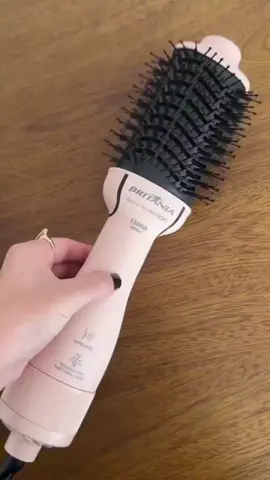 🔥 MAIS VENDIDO! 🔥 🎯 1º lugar em Escovas Alisadoras para cabelo! Praticidade, beleza e potência no seu dia a dia! 💖 Escova Secadora de Cabelos Britânia BEC07R Soft 4 em 1 1300W Cabo Giratório Rosa 💨 1300W para secar rápido 🔁 Cabo giratório para facilitar o uso 💇‍♀️ Alisa, modela, seca e dá volume! 👉 Garanta já a sua! 🛒 Link na bio da @oferta_livree