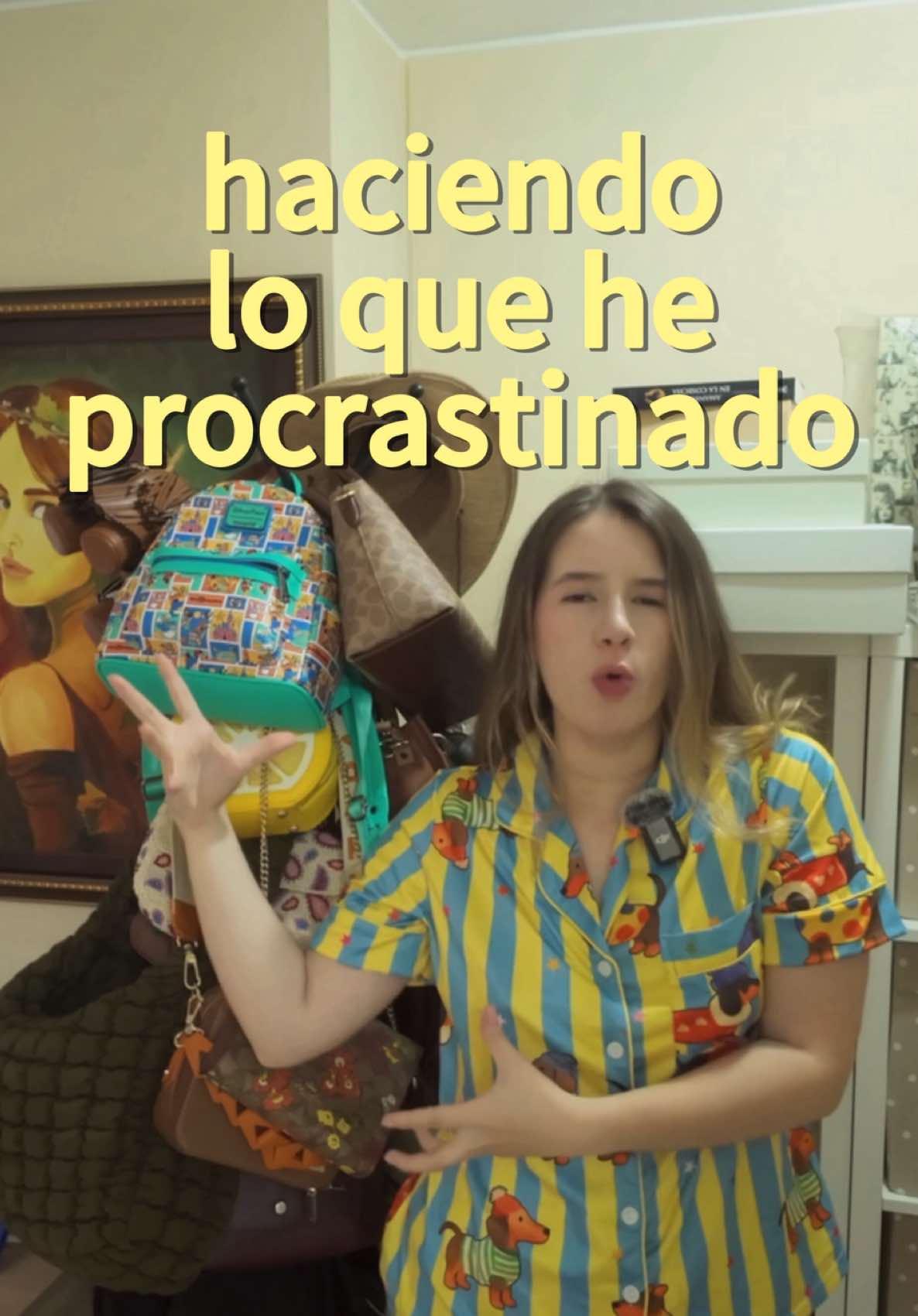 Haciendo algo que he procrastinado hacer porque siento que cuando me grabo si lo hago ✌🏻✨ hoy tocó organizar bolsos y confirmen si lo mejor es encontrar tus cositas perdidas 👜 yo tenía perdido mi bálsamo de labios, un gancho y mi aceite reparador de puntas de @La Receta 😍 #Lifestyle #homedecor #organizacion #hogar #procrastination 