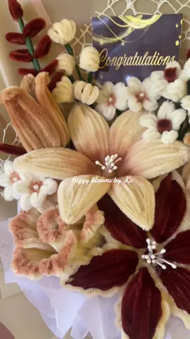 Very Aesthetic🤎  #flowerbouquet #handmade #fuzzywireflowers #giftideas #graduationbouquet #fypシ #foryoupage #fy 