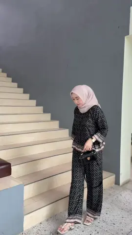Co dikeranjang kuning yaa #oneset #onesetwanita #setelanwanita #setelan #onesetkekinian 