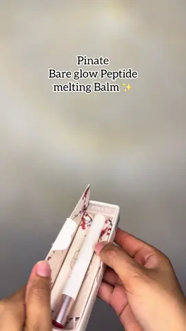 ~ Pinate lip balm is much more than just a lip balm. It's formulated with natural ingredients like shea butter and coconut oil, which provide intense hydration and repair chapped lips. It also contains vitamin E, a powerful antioxidant that protects against free radicals and keeps skin soft and healthy. Its main function is to hydrate, protect, and provide an elegant touch of color. It's perfect for dry or sun-exposed lips, thanks to its lightweight, non-sticky texture.   Best of all: it instantly hydrates and leaves a soft, glossy finish with a natural tone. #pinate #koreanskincare #lipbalm #glosybalm #lipserum #kbeauty #creatorsearchinsights  