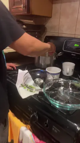 Mi esposo esta haciendo esquites 🤤 I love being Mexican🇲🇽 ##mexican##mexicanfood##esquites
