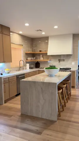 Lately I have been rushing home to cook👨🏽‍🍳🏠✔️ #newkitchen #interiordesign #tajmahalquartzite #renovation 