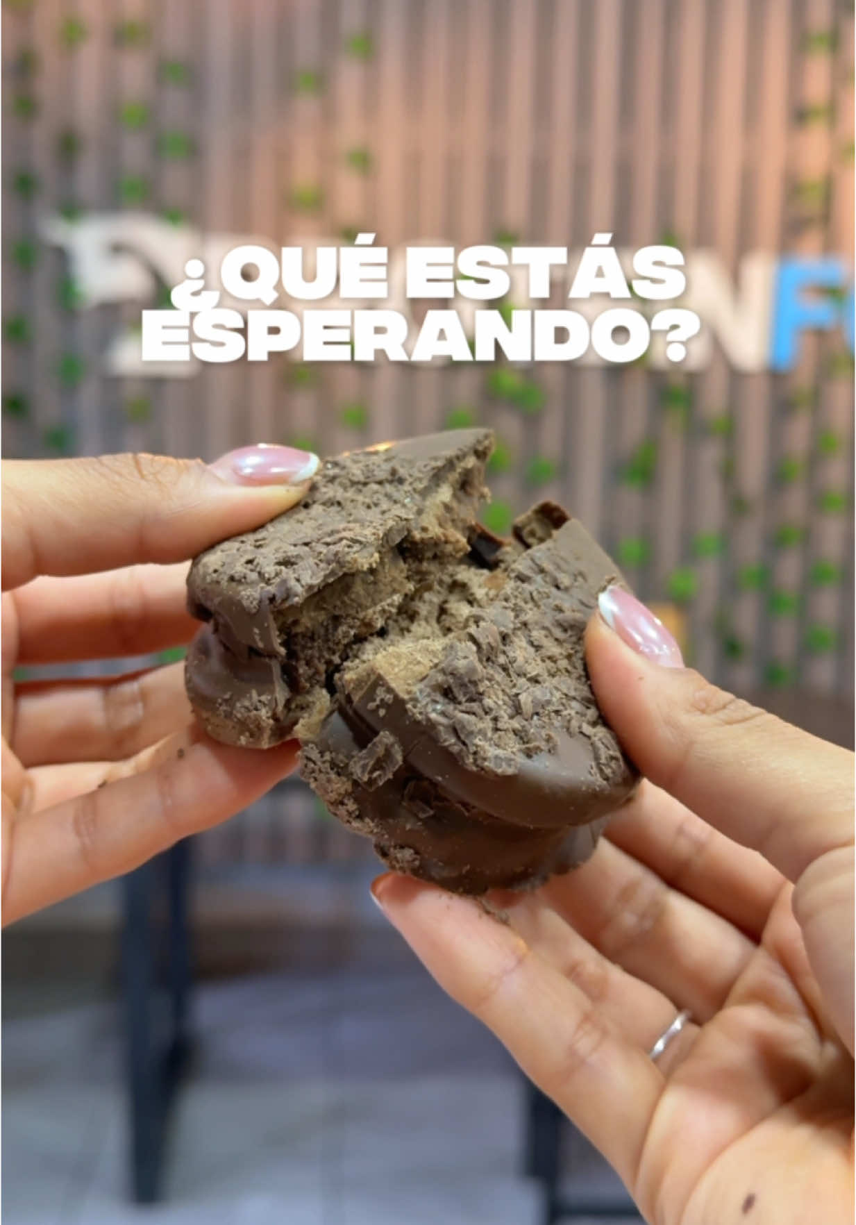 El Choky Fit tiene 16g de proteína, no tiene azúcar y sabe INCREÍBLE 🌟 su doble crema proteica de chocolate enamora a cada uno que lo prueba 🤤 Amamos innovar para ustedes y estamos demasiado agradecidos por la acogida que le dan a cada lanzamiento 🤍 Porque comer sano y delicioso no es un estilo de vida que compartimos con ustedes 💪🏻 ¿Que otros postres les gustaría ver? 👀 📍Encuéntranos Miraflores, La Molina, Surco, San Miguel y Plaza Lima Sur 🏍️ Delivery en Rappi, Pedidos Ya y nuestra página web www.proteinfood.pe #fyp #parati #paratiiiiiiiiiiiiiiiiiiiiiiiiiiiiiii #Lima #Saludable #Fitness #Peru #Proteico #proteinfood #proteinpower #Sano #highprotein #emprendimientosperuanos #hechoenperú #Foodie #alfajor #alfajorfit #chokyfit #postre #postresaludable #snack #postworkout #chocolate #chocolatesinazucar #chocolatebitter #altoenproteínas #lanzamiento #snackfit