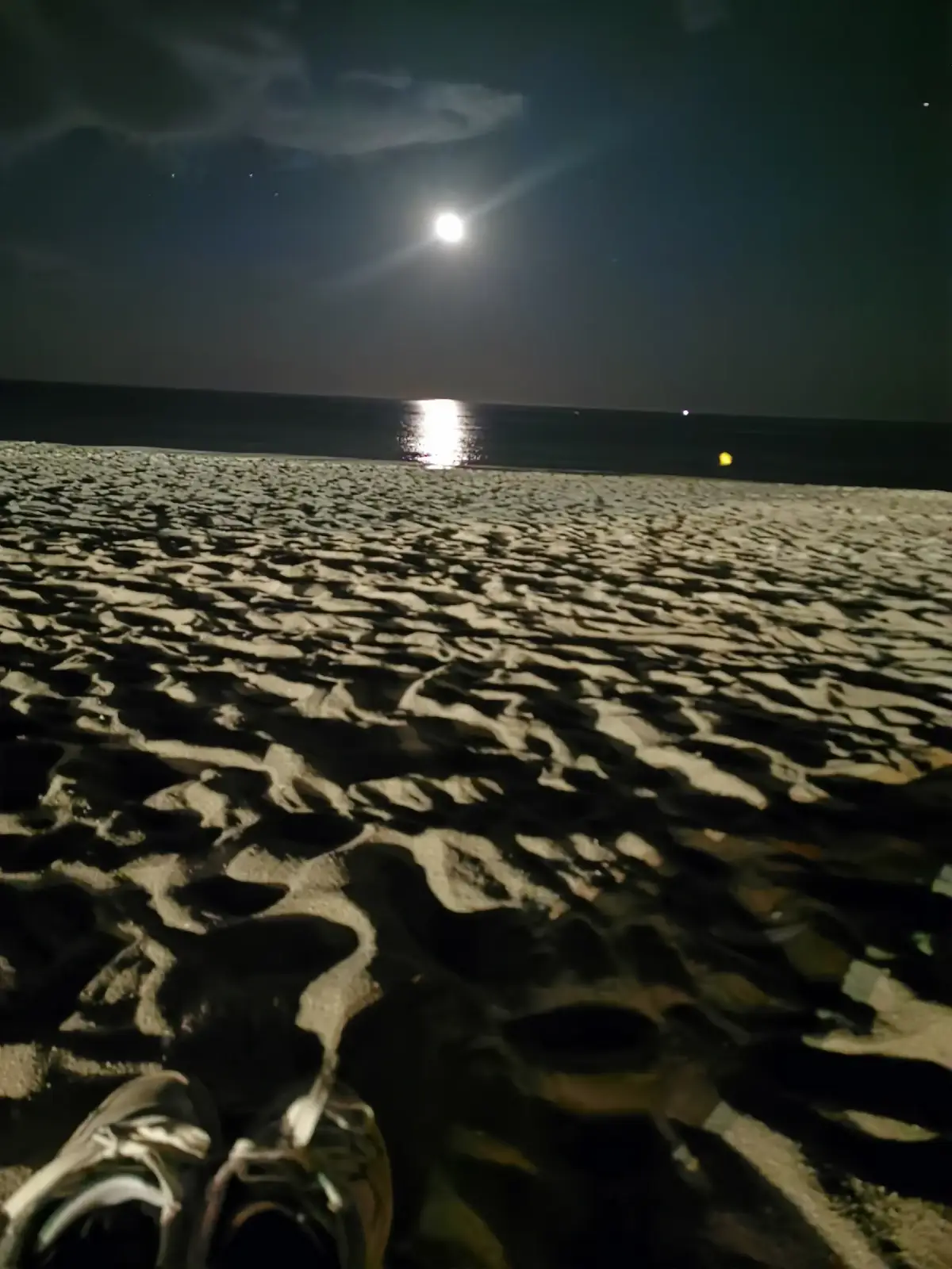 Night on the beach is the best time to chill #nigth #nuit #plage #photo #plage #chill #mer #detente 
