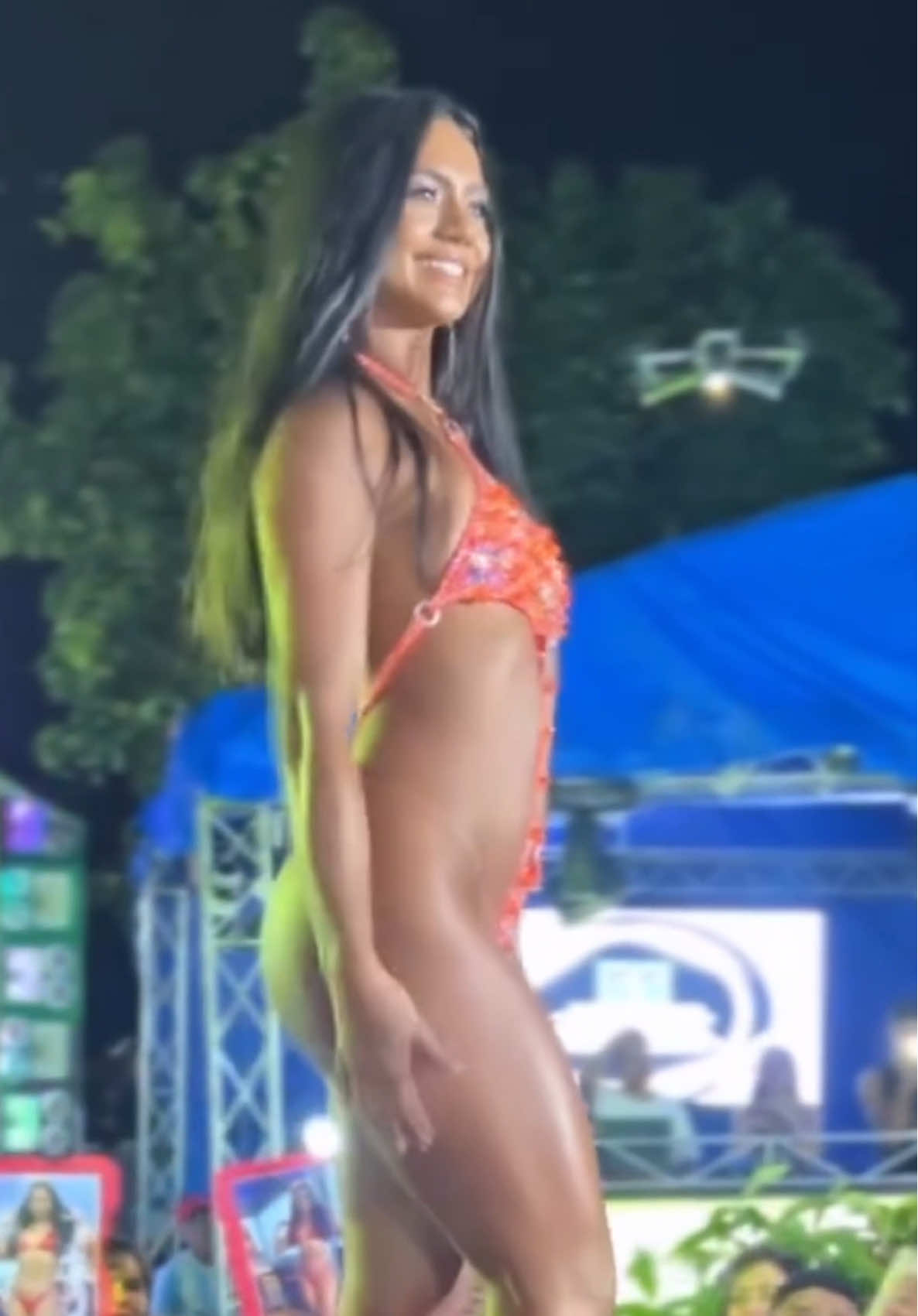 Emilly Vargas e Karoliny Paixão desfilando no concurso de beleza Garota Bronze 2025