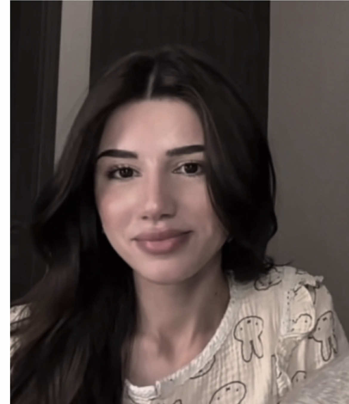 غرقانين بالحب وحده لهجتها صارت لبنانيه والثاني الجوال ما ينزل من يده 🫦❣️ #cedrabeauty #ramyhamdan 