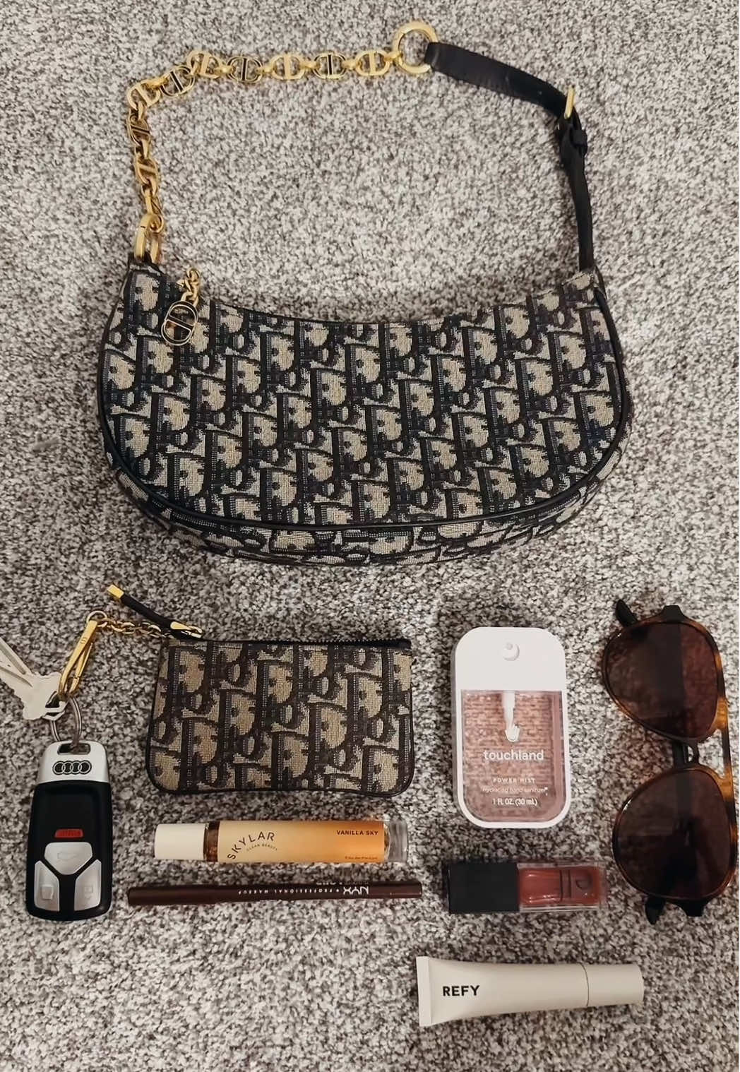 Hi Vouge ✨🤍🍸 #whatsinmybag #bagdump #tiktoktrend #trendingaudio #fyp 