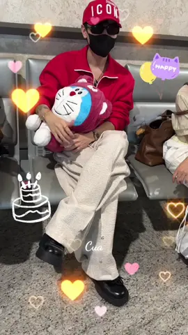 🐼: Chúc c ngày càng xinh đẹp, ngày càng mãi trẻ, càng ngày càng iu thương e….❤️ Mãi yêu e, Hùng ơi! Sinh nhật năm 2024, c vẫn còn ước được gặp e dù chỉ một lần. Vậy mà cũng chính trong năm đó, mình đã được gặp nhau nhiều lần. Năm nay, sinh nhật c lại càng thêm ý nghĩa hơn nữa… Vì đã được e hát tặng và chúc mừng sinh nhật. Một món quà không gì sánh bằng, và là ký ức c sẽ mang theo mãi 🥹❤️  Lần đầu xin phép đc tag tên e @Quang Hùng MasterD #QuangHungMasterD #quanghungmasterd #lorealparis 