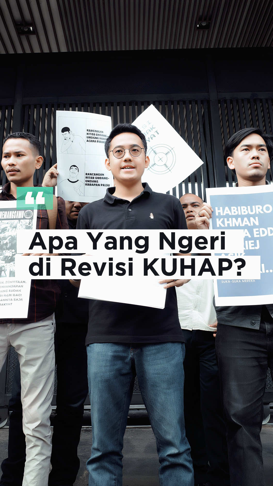 Yang mengerikan di revisi KUHAP ini adalah kamu bisa ditangkap lalu ditahan selama seminggu, biarpun kamu ngga ngapa-ngapain. Dan di dalam tahanan sana kamu bisa aja mengalami kekerasan mental, fisik dan seksual. Gila kan 😡 #TolakRKUHAP #RKUHAPLaluDitangkap #HatiHatiRKUHAP #SemuaBisaKena