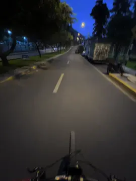 🎶😮‍💨 #night #paseo #surco_lima #bicicleta #city 