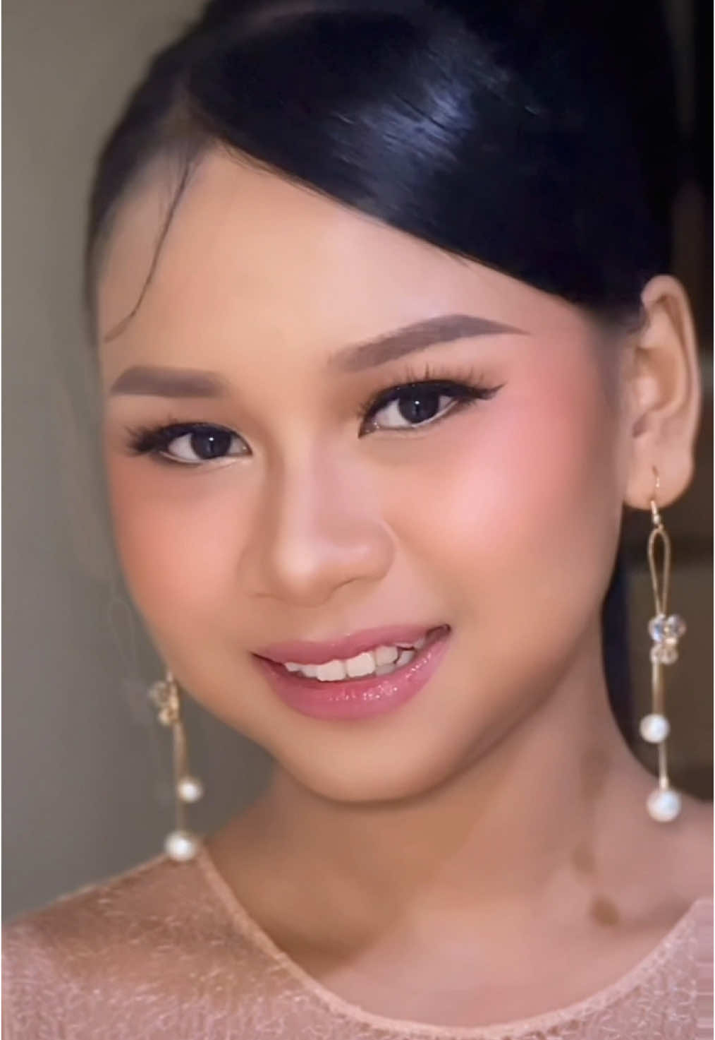 DANGDUT ACADEMY 7  ~ soft glam ~ @APINGG - CIREBON Official Make up by @OMG  Make up by: beautyworksbydd Hair do by: Lisa #muaproparagon #makeupartist #itsomgbeauty #dangdutacademy7 #da7april #paragoncorp 