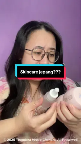 Formulasi Jepang? ✨ Wait, aku langsung penasaran sih pas tahu ada skincare lokal yang bener-bener pakai license Jepang dan formulasi khusus buat kulit cerah & sehat ala cewek Jepang 🤍 Aku cobain Hello Glass Skin Serum dari Tzuyu Skincare, dan ternyata teksturnya ringan, nggak lengket, nyerep cepet banget!  Plus ada Niacinamide, Alpha Arbutin, dan Hyaluronate — triple combo buat bantu mencerahkan, melembapkan, dan jaga skin barrier 💦 Satu paket lengkapnya juga ada:  ✔️ Day Cream Protection (pelembap + base make up super ringan)  ✔️ Glow Expert Night Cream (buat bantu regenerasi & mencerahkan waktu tidur) Sekarang tiap ngaca rasanya seneng lihat kulit makin halus dan sehat.  Kalau udah glowing begini… butuh make up lagi nggak ya buat ke kantor? Hehe 😌💛 @Tzuyu Skincare  . #tzuyuskincare   #r#rekomendasiskincares#skincareroutines#skincaremencerahkanp#produklokals#serumviral #semarang  #CapCut 