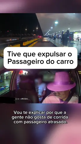 Eu tava finalizando o recebimento de duas passageiras na plataforma superior da rodoviária… Quando de repente: toque, toque, toque no vidro 😤🚗 O camarada já chegou batendo com pressa e falta de educação. Pedi (gentilmente) pra ele aguardar o desembarque ✋😑 Mas confesso: já sabia que ia dar ruim. E mesmo assim, aceitei a corrida. Erro meu. ❌ No meio do trajeto, o app da 99 travou 📱🧊 e o destino sumiu do mapa. Eu tava numa bifurcação: qualquer direção errada podia gerar uma volta absurda 🔄💸 Fiz o retorno e esperei o app voltar… ou pelo menos confirmar com o figura onde ele ia. Só que aí o PDR 🦶🐭 surtou. Já começou a gritar, reclamar, querer impor o jeito dele como se tivesse comprado o carro junto comigo 🚫🤡 E quando a treta é nível hard, a gente ativa o modo protocolo: 📍Parei em local seguro, desembarquei o passageiro e reportei tudo pra plataforma. Vida que segue… bora buscar o próximo, porque a próxima corrida pode ser só alegria ✌️😅🚘 (E sem PDR, de preferência.) Conta aí nos comentários: já pegou passageiro assim também? #Uber #99 #99pop #Pop #Indrive #Indriver #MotoristaDeApp #MotoristaDeAplicativo #BSB #061 #Df #Valparaíso #Valparaisodegoias #Valparadise #LojaEmMovimento #LojinhaEmMovimento #Uberbar #Botecodomotora #Botecodriver #Uberdosperfumes #ResenhaNoVolante #PDR 🦶🐭 #CorridaTravada #AppTravando #PassageiroFolgado #MotoristaRaiz