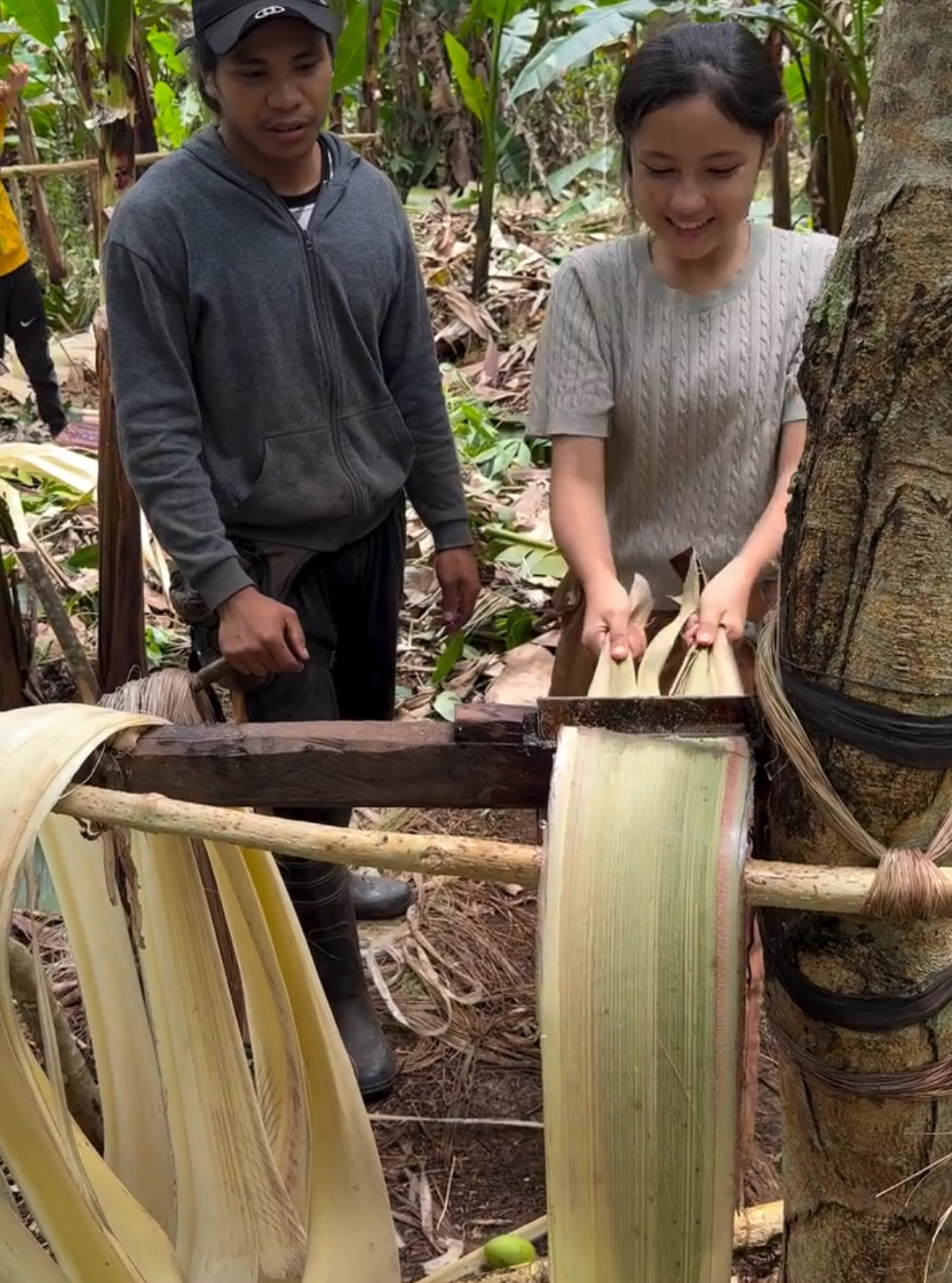 Naa mi bisita shout out sa inyoha Mga aydol #Benhardawanon #buhayprobinsya #bukid #teamawanon #Abaca #tirada #pobre #forfunonly #bisayatiktoker #diskarte #trabahongpinoy #bisaya #ForYourPride 