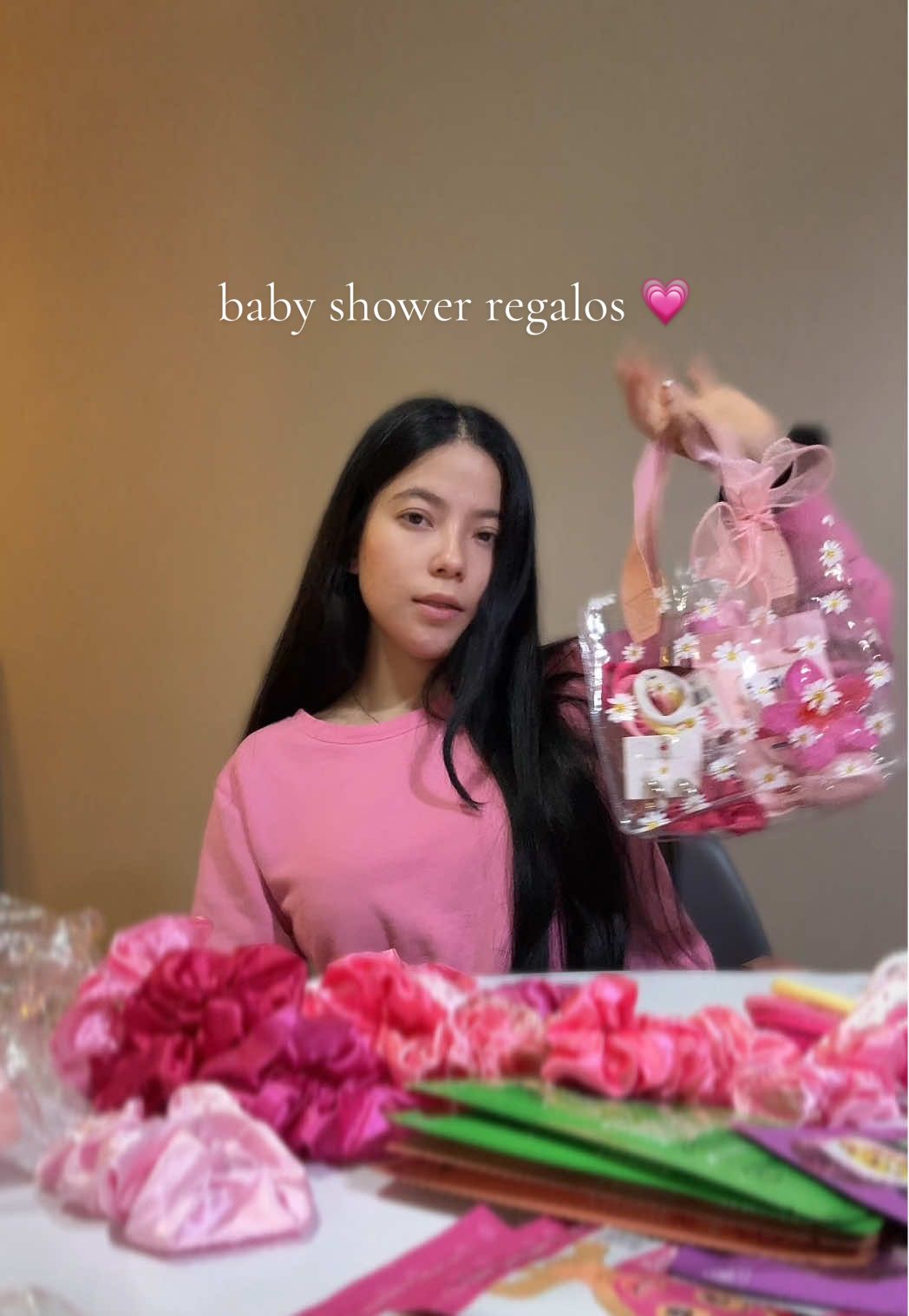 Organizando las bolsitas de regalos para el baby shower de mi hermana 💗✨! #babyshower #gabrielafloresx #regalos #babyshowerideas 