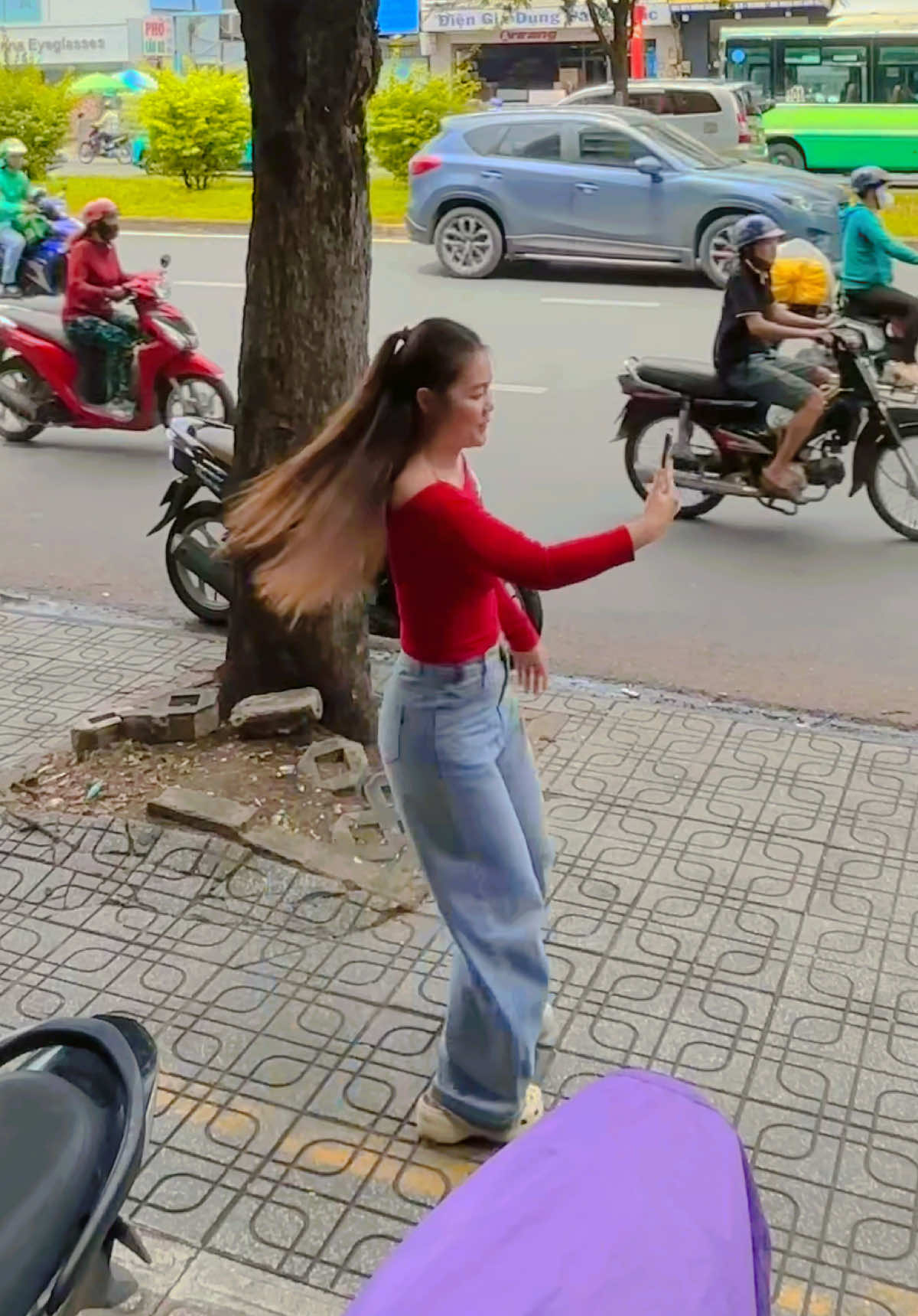 Dù em đã cố níu kéo … gốc cây me kia 😂 nhưng k đáng kể 🥹 Ai bày ra trend này z mấy má 😱😱😱 #noidauxotxa