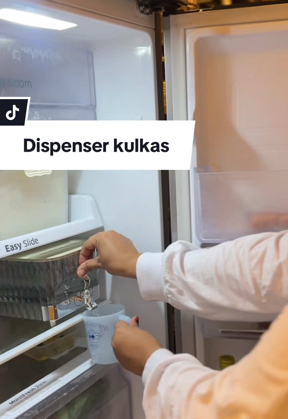 Daripada nyimpen di tumblr atau botol bekas sirup mending pake dispenser kulkas kayak gini ya. Yang ini ga bocor dan anti bau. Jadi air gak kecampur bau kulkas deh 