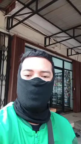 abang ojol berteduh, dan sambil bercerite sedikit tentang jalan sepakat 2. #abangojol #pekerjaanngojol #ojekonline#tiktok #fyp 