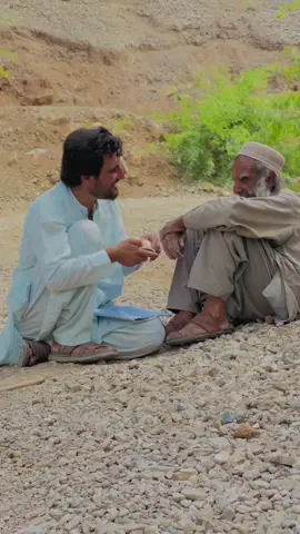 چند دن قبل ہم نے اس بابا کی ویڈیو سہارا فاؤنڈیشن کے ذریعے فیس بک پر شیئر کی تھی۔ یہ وہ بابا ہیں جو زندگی کی تلخیوں سے بے خبر، خاموشی سے روزانہ صرف 80 سے 90 روپے کی معمولی دیہاڑی پر گزارا کرتے تھے۔ لیکن آج... اللہ کے کرم، اور آپ جیسے درد دل رکھنے والے بہن بھائیوں کے تعاون سے 87,000 روپے جمع ہو چکے ہیں۔ یہ رقم صرف پیسہ نہیں، بلکہ ایک بوڑھے، بے سہارا دل کے لیے زندگی کی امید ہے۔ ہم تہہ دل سے شکر گزار ہیں اُن مسافر بھائیوں کے، ان دور بیٹھے بہنوں کے، جنہوں نے اس بابا کو اپنا سمجھا، اس کی بے بسی کو محسوس کیا، اور دل کھول کر مدد کی۔ سہارا فاؤنڈیشن کی پوری ٹیم کی طرف سے آپ سب کا بے حد شکریہ۔ آپ کا یہ جذبہ نہ صرف ایک زندگی بدل رہا ہے بلکہ انسانیت کو زندہ کر رہا ہے۔ جزاکم اللہ خیراً و احسن الجزاء اللہ آپ سب کی جھولیاں خوشیوں سے بھر دے۔