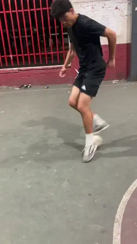 Juego de pies 👣 #pegandoalacalle🔥 #street 🥊⚽️