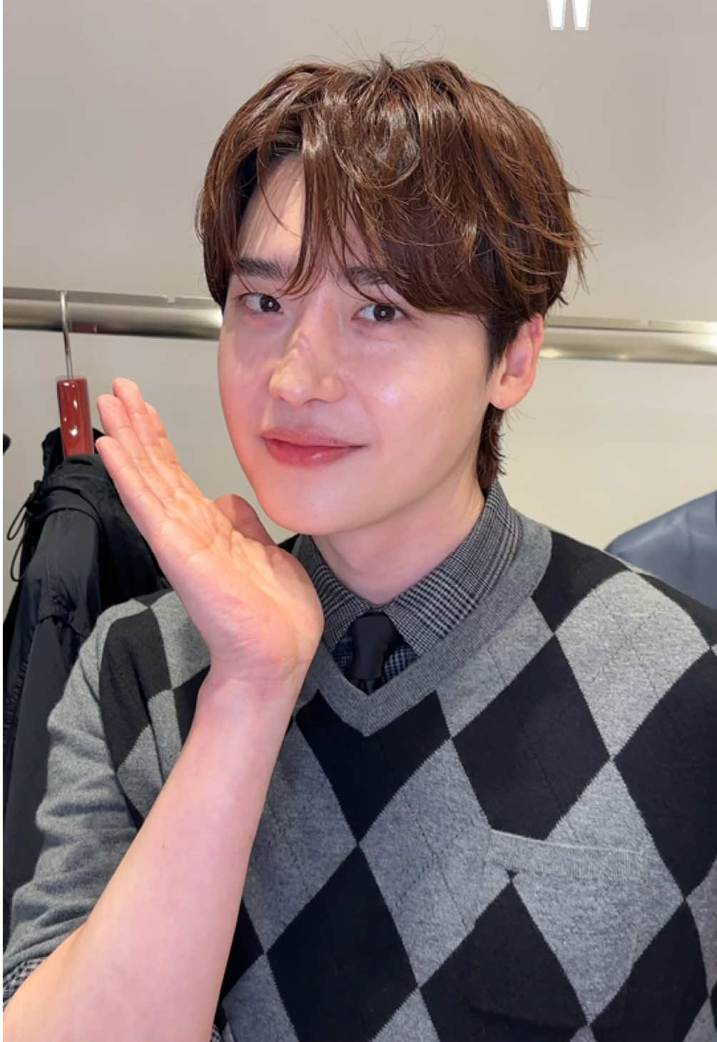 #W_where 페라가모 서울 플래그십에 등장한 이종석 변호사🖋️ #editor_윤다희 - #이종석 #leejongsuk #ferragamo #페라가모