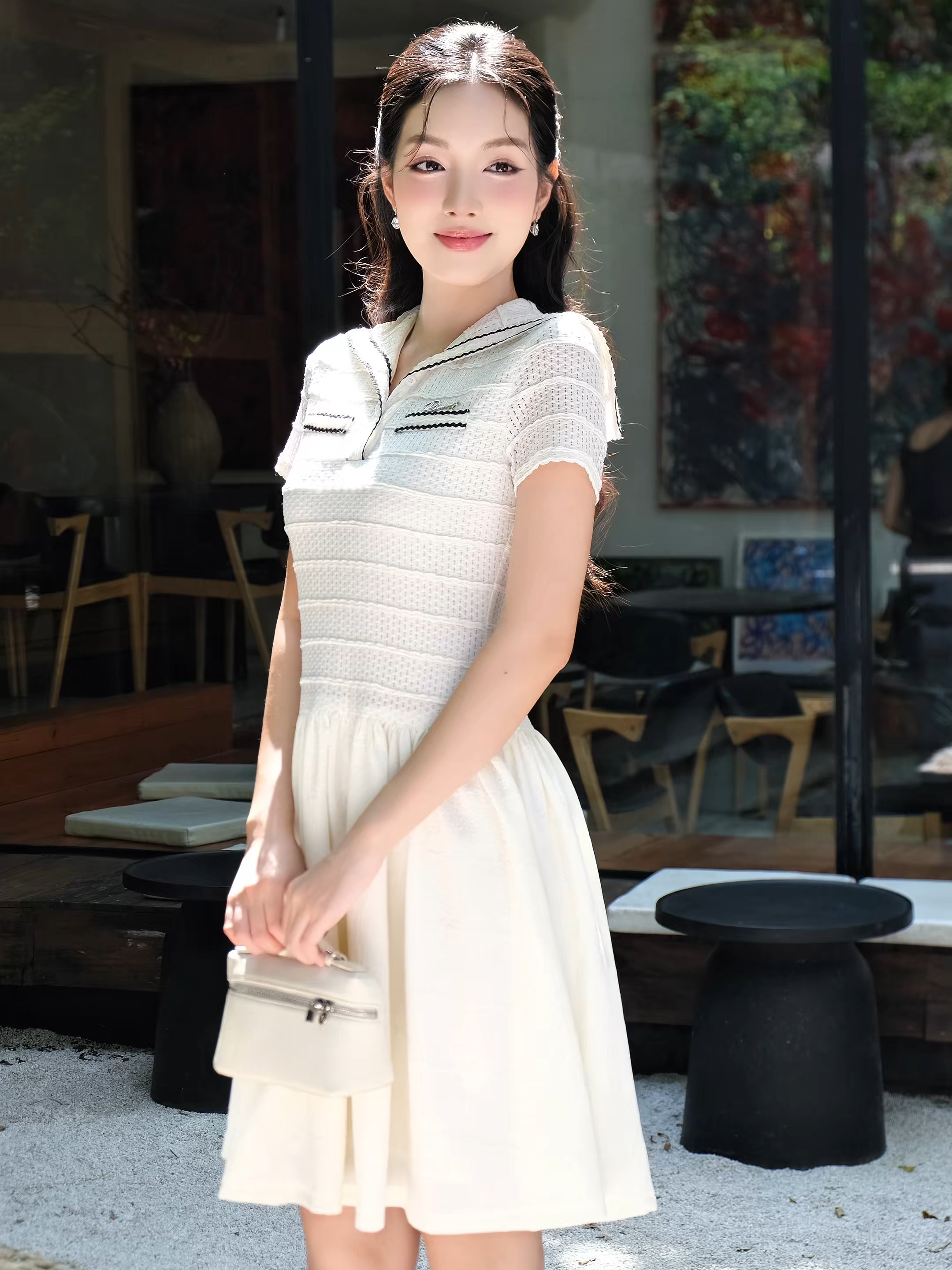 Hilda dress Một vẻ đẹp khẽ gọi tên bằng sự tinh tế Dưới vòm nắng vàng nhạt của những sớm đầu hè, nàng nhẹ nhàng khoác lên mình  Hilda dress với thiết kế cổ thủy thủ dung hòa giữa vẻ đẹp thanh xuân và sự chỉn chu đầy nữ tính.#rimmy #rimmydesign #thoitrangthietke #congso