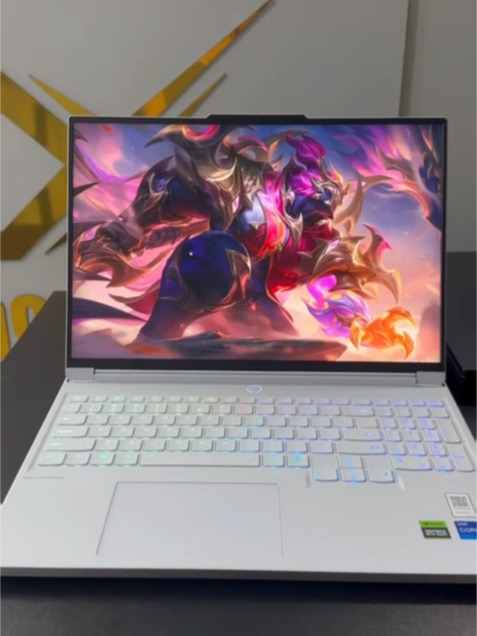 LENOVO LEGION màu trắng lúc nào cũng đẹp đúng không ae?? Siêu phẩm LENOVO LEGION 7i GEN 9 ⤵️ Cấu hình chi tiết : +Intel Core i9 14900HX (32CPUs x 5.8GHz) +Ram 16G DDR5 5600MT/s (Up to 128G) +SSD 1TB PCIe M2 Gen 4x4 (Up to 8TB) +NVIDIA RTX 4060 8G vRAM +Màn 16.0