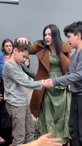 Meus filhos são crianças normais, que brincam, brigam e fazem bagunça… mas também são cheios do Espírito Santo🔥🔥🔥!  Obrigada Jesus por batizá-los com o Espírito Santo! #batismo #fé #reels #cristão #profecia #espíritosanto 