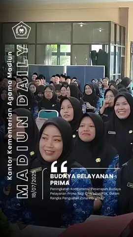 *Peningkatan Kompetensi Budaya Pelayanan Prima bagi CPNS dan PPPK, Wujud Penguatan Zona Integritas* Madiun (17/7/2025) — Dalam rangka penguatan Zona Integritas, Urusan Kepegawaian Kantor Kementerian Agama Kabupaten Madiun menyelenggarakan kegiatan Peningkatan Kompetensi Penerapan Budaya Pelayanan Prima bagi ASN (CPNS dan PPPK Tahap 1), Kamis pagi, bertempat di Aula Arofah. Kegiatan dimulai pukul 08.00 WIB dan berlangsung lancar serta penuh semangat. Kegiatan ini merupakan bagian dari Program Kerja dan Rencana Aksi Tim Kerja Pembangunan Zona Integritas (ZI) pada Area Peningkatan Kualitas Pelayanan Publik. Tujuannya adalah untuk meningkatkan kualitas pelayanan melalui penerapan prinsip-prinsip Pelayanan Prima yang berlandaskan nilai-nilai integritas. Kepala Kantor Kemenag Kabupaten Madiun, H. Irfan Alkhaidhari, dalam arahannya menegaskan bahwa pelayanan prima adalah wujud nyata dalam membangun Zona Integritas. Pelayanan publik yang baik harus mampu melebihi harapan pengguna layanan, demi menciptakan kepuasan dan membangun kepercayaan masyarakat. Beliau juga memperkenalkan 7 Pilar Pelayanan Prima, yakni: ✅ Attitude ✅ Ability ✅ Attention ✅ Action ✅ Accountability ✅ Appearance ✅ Sympathy “Perubahan dimulai dari hal-hal sederhana: jangan menunda pekerjaan, layani dengan ramah, tolak gratifikasi, beri solusi, dan ciptakan inovasi kecil yang berdampak besar,” pesannya. Suasana acara semakin semarak dengan yel-yel Zona Integritas yang dipimpin langsung oleh Kepala Kantor. Hadir pula dalam kegiatan ini Kasubbag TU, H. Orbasan Wazir, dan Analis SDM, Ismail Fauzi. Melalui kegiatan ini, ASN Kemenag Kabupaten Madiun diharapkan semakin profesional dalam memberikan pelayanan, sebagai bagian dari komitmen mewujudkan Wilayah Bebas dari Korupsi (WBK) dan Wilayah Birokrasi Bersih dan Melayani (WBBM). Dengan peningkatan kompetensi ini, Kemenag Madiun terus memperkuat Zona Integritas demi terciptanya pelayanan publik yang berkualitas dan terpercaya. #madiundaily #zonaintegritas #latepost #kemenagjatim #madiun24jam #asnkemenag #cpns2024 #pppk2024 #pppk 