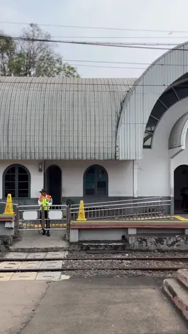 Stasiun Cilebut di kala senggang.. #commuterline #kai #stasiuncilebut #keretaapiindonesia #cinematography 