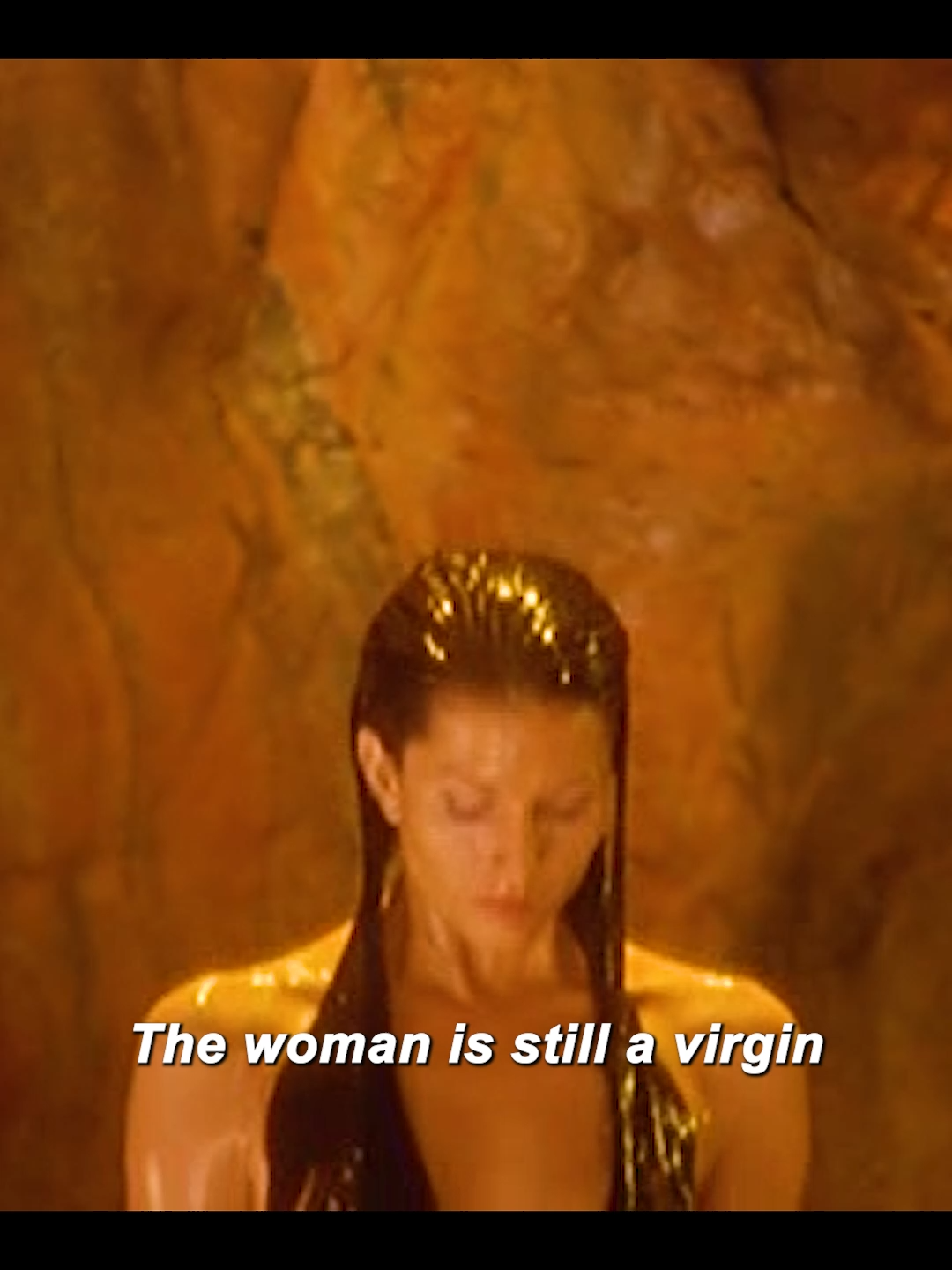 Have you ever seen such a beautiful bee queen?#suspense #usa #fyp #tiktoker #movie