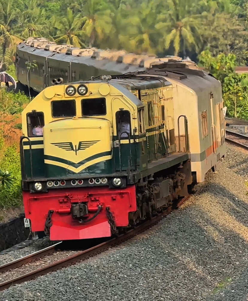 Kelok mertan 🤩 #keretaapiindonesia #daop6yogyakarta #bismillahfyp #CapCut #cinematic #railfansindonesia #sepur #sfrdd⚡ #kai121 #keretaapi #kelokmertanview 