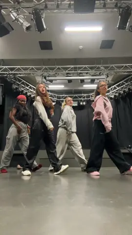 she know it🤓😝 | dancers: @bębęw @weni @aliya @melanie.br | dc: @Akanenmiyoshi 🔥 #dance #dancechoreography #dancestolearn #dances2025trends #hiphopdance #dancing #dancetok #hiphop #hiphopdancing #hiphoptok #crew #offmask #hiphopdancecrew #dancinghiphop #dancecrew #hiphopcrew #offmaskcrew #dances2025 