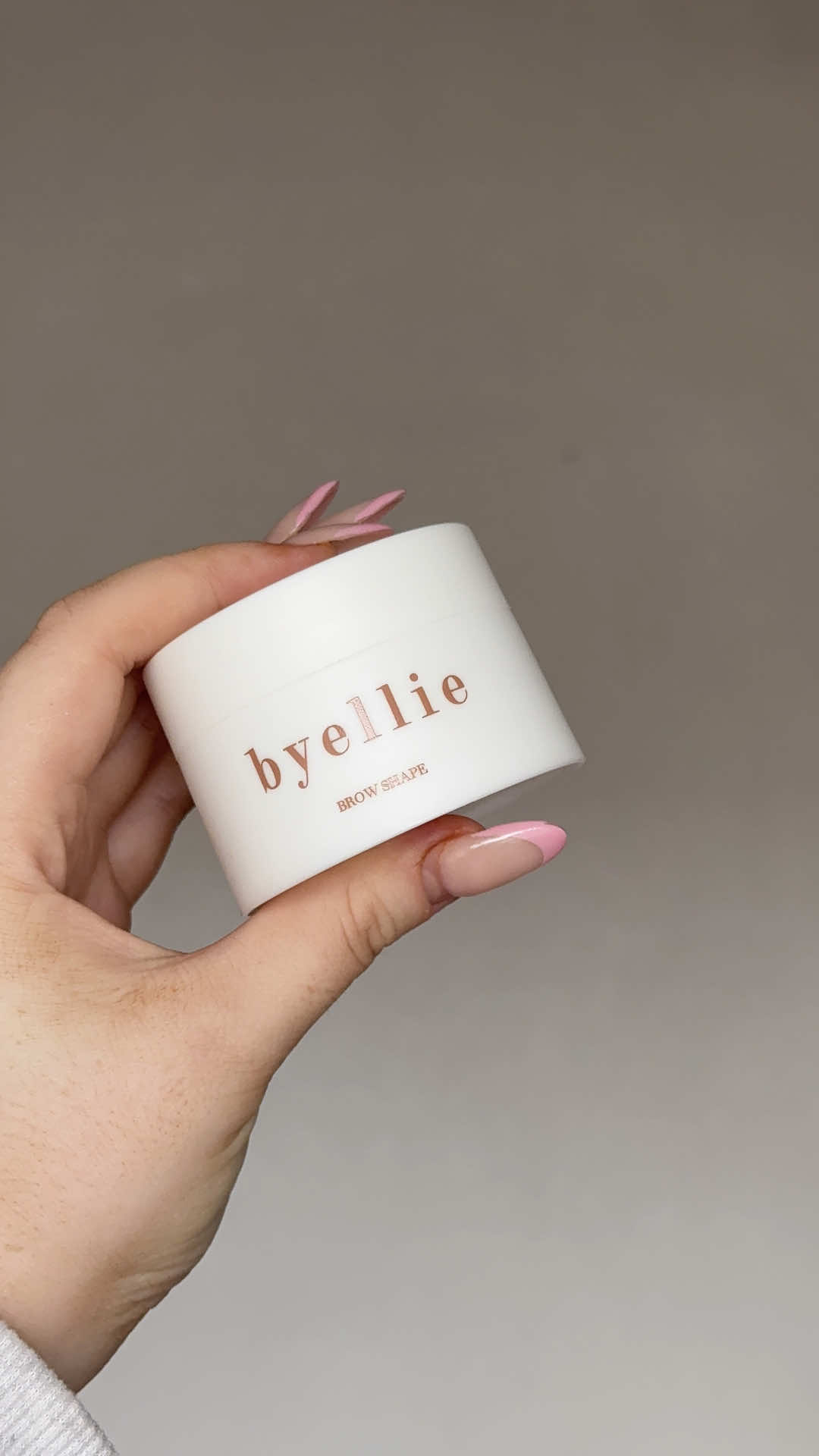 No crunch, no flaking, just smooth hold that actually lasts🤭 @byelliebeauty is that one product you’ll reach for daily and will become a staple in your routine to perfect brows ! Grab yours now before it sells out again👇🏼 #ugc #ugccreator #ugcexample #usergeneratedcontentcreator #usergeneratedcontentcreation #byelliebrowshape #laminatedbrows #eyebrowtutorial #eyebrowshaping 