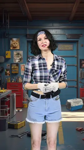 Если датчик голода у котика заклинило в красной зоне, то его нужно хорошенько заправить и скорее всего проблема уйдёт по своим делам. Но что если у котика разбито сердце, а коробка доверия к людям сломалась, не пройдя даже обкотку? В таком случае нужно обращаться только к профессионалам в сертифицированный котосервис. И какое счастье, что в Котеле такой есть, иначе мы бы не справились с такой пушистой бандой😄 Да, друзья, вам не мерещится, это новый, долгожданный эпизод Котосервиса, который по-хорошему должен был выйти ещё месяц назад, но вмешались жизненные обстоятельства. Однако никакие вызовы судьбы не могут помешать нашим бравым мастерам каждый день делать свою работу и ремонтировать диких разболтанных бандитиков до состояния сладких домашних булочек😻 Поддержать работу котосервиса, чтобы ремень любопытства никогда не рвался, а датчик мурчания всегда был зеленым, можно на нашей страничке Бусти:   https://boosty.to/redkotel (если не открывается, попробуйте через Wi-Fi, а не сотовую сеть, это баг) Следить за новостями можно здесь: ТГ: t.me/redkotel TikTok: tiktok.com/@redkotel Instagram: @red_kotel #котель #коты #помощьживотным #приютдляживотных #рыжаябанда #ветеринар #домашниеживотные #кошкиндом #котята #смешныекоты #смешныеживотные #ремонт #автосервис 