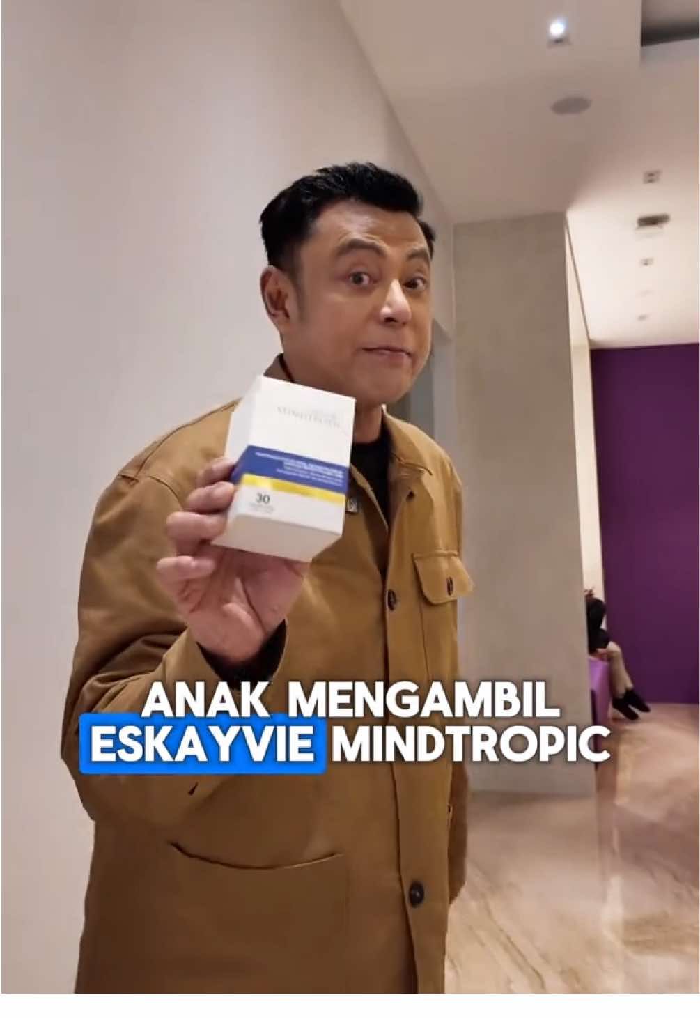 Kenapa ramai sangat ibu ayah yang bagi anak-anak makan Eskayvie Mindtropic ni? Mana-mana ibu ayah yang tengah cari suplemen minda untuk bantu anak-anak mudah belajar, boleh berikan mereka Eskayvie Mindtropic lagi-lagi yang bakal menghadapi peperiksaan SPM tahun ni. Eskayvie Mindtropic diformulasikan dengan bahan-bahan nootropik (penggalak minda) seperti Phosphatidylserine yang boleh bantu rangsang rembesan 4 neurotransmitter penting untuk otak berfungsi di tahap optima seperti: ✅ Acetylcholine yang meningkatkan keupayaan otak menyimpan maklumat & memori. ✅ Norepinephrine memberi keupayaan fokus & membuat keputusan yang tepat. ✅ Dopamin bagi memotivasikan minda untuk belajar dengan lebih gigih. ✅ Serotonin sebagai hormon ceria yang menghadirkan minat untuk belajar. Dah ramai anak-anak di luar sana yang makin cemerlang akademik mereka lepas amalkan Mindtropic ni. Sekarang, anak ibu ayah pula. Dapatkan Eskayvie Mindtropic di beg kuning sekarang! #Eskayvie  #BoosterMinda #EskayvieMindtropic  #EskayvieMindtropicJunior #OtakBijakHidupHebat